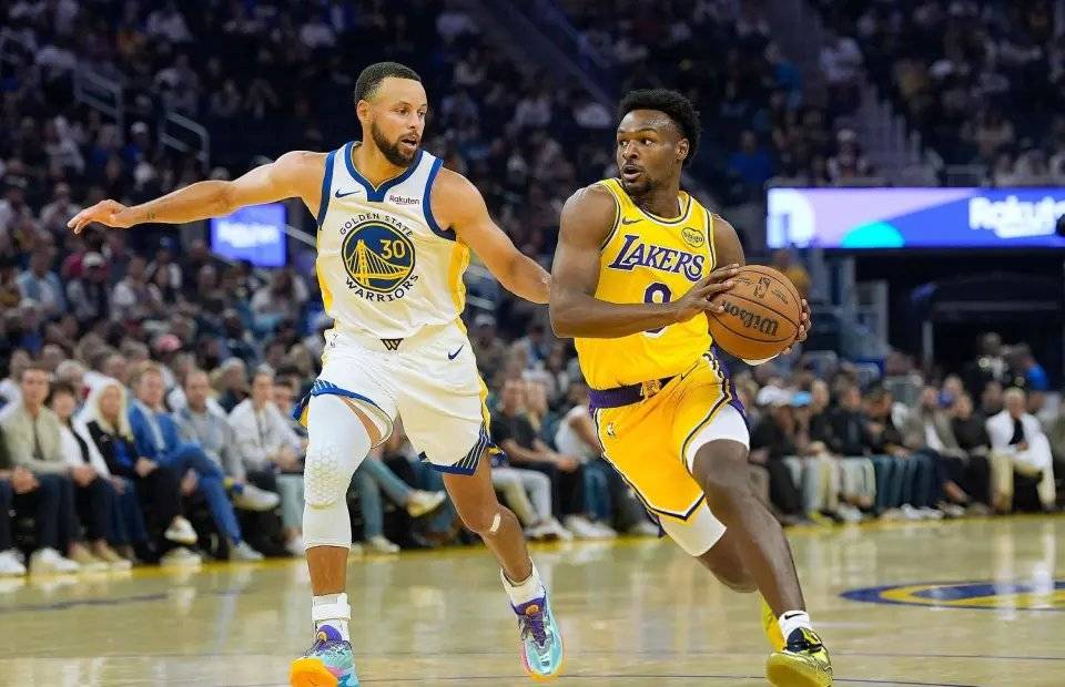 勇士大胜湖人，库里狂砍30分