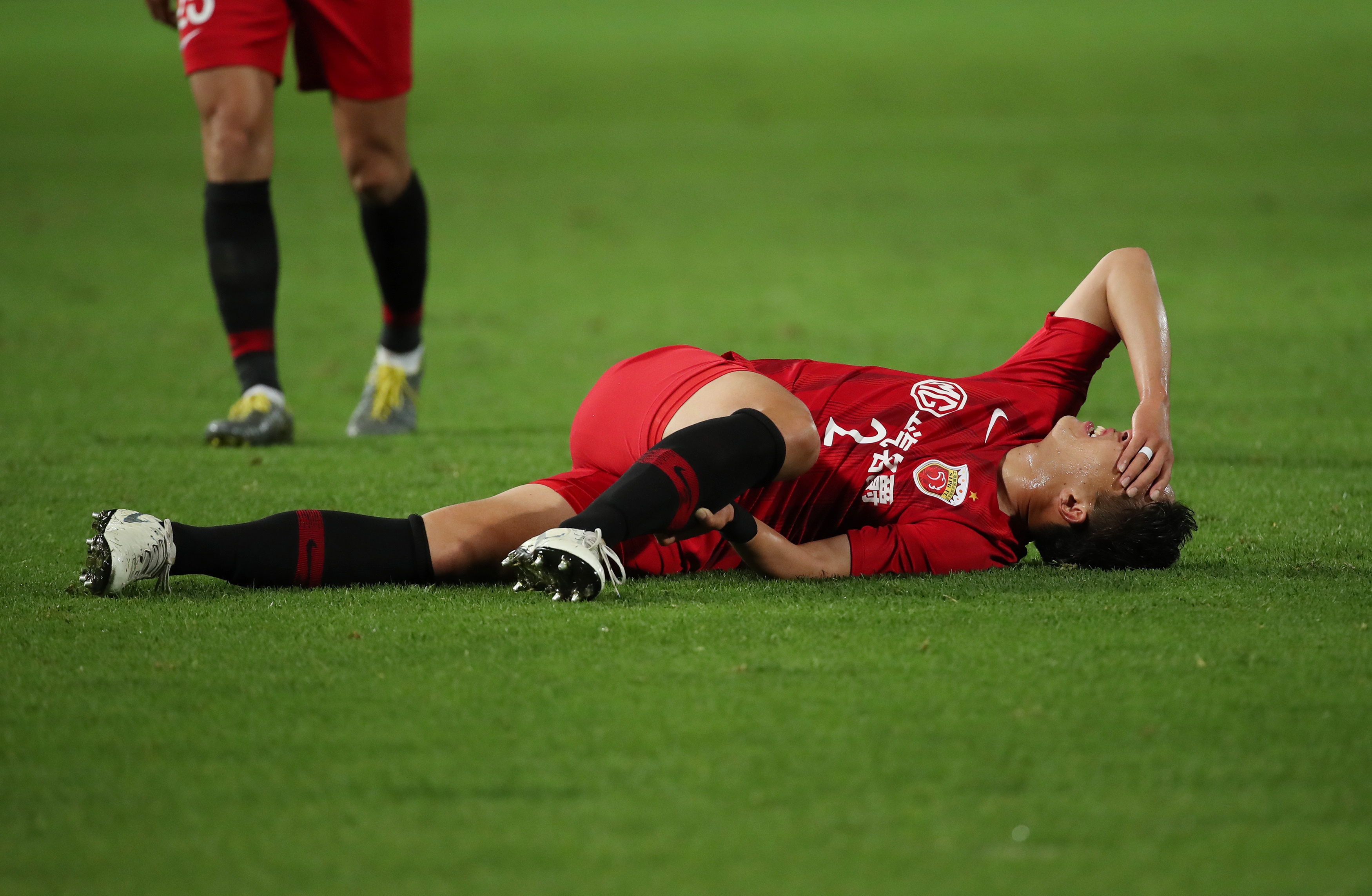 某知名球星在比赛中受伤,未能继续比赛 某知名球星在比赛中受伤,未能继续比赛