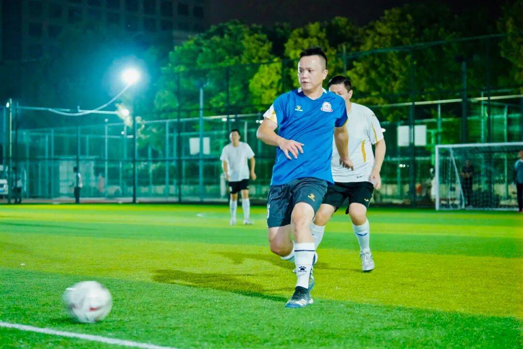 足球赛场上，热血擦出火花，冠军即将诞生